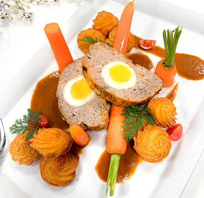 Hackbraten zu Ostern mit glasierten Bundmöhren und Herzoginkartoffeln